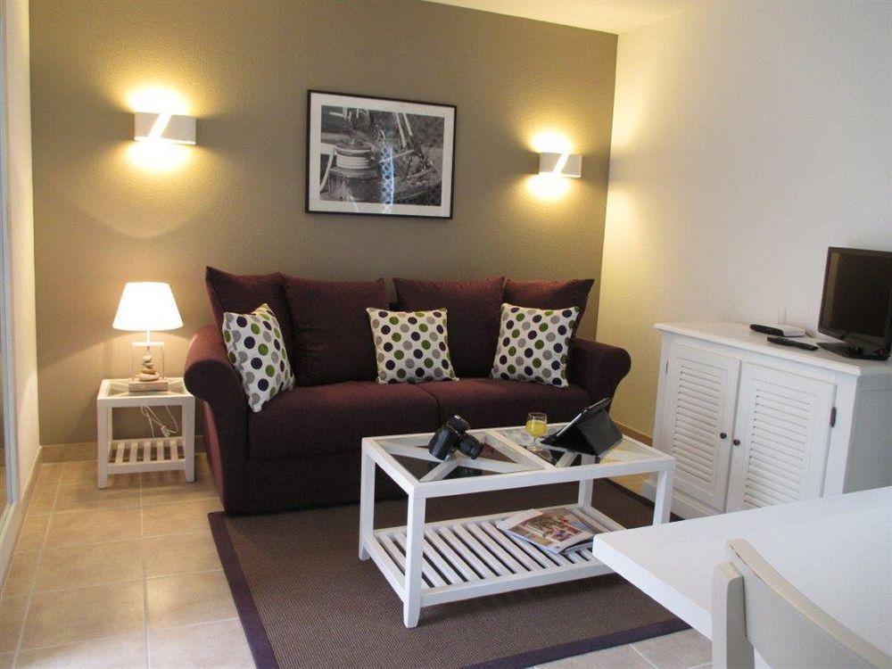 Terres De France Le Domaine De La Baie Hotel Одиерн Екстериор снимка